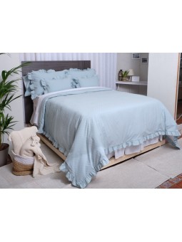 Colcha acolchada LLanes de NE HOME, diseño de plumeti con volante en blanco, natural y verde agua.