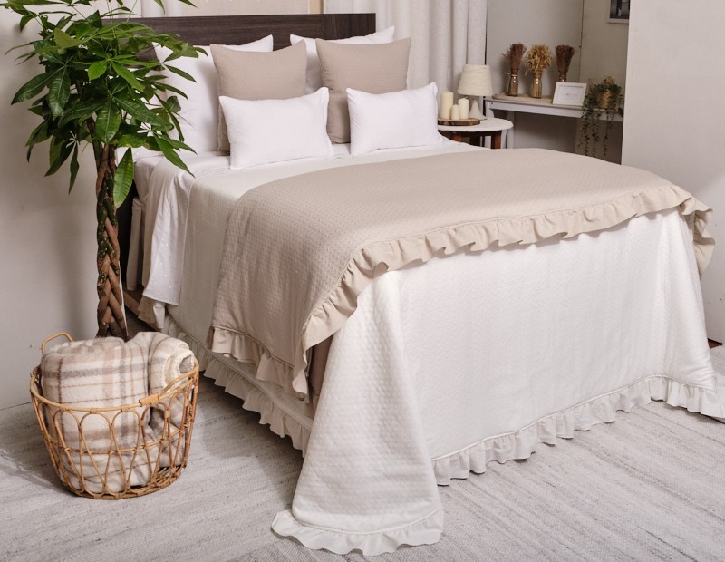 Edredón lencero con volante con tejido de colcha tipo plumeti. Firma NE HOME de calidad premium algodón.