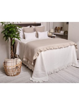 Edredón lencero con volante con tejido de colcha tipo plumeti. Firma NE HOME de calidad premium algodón.