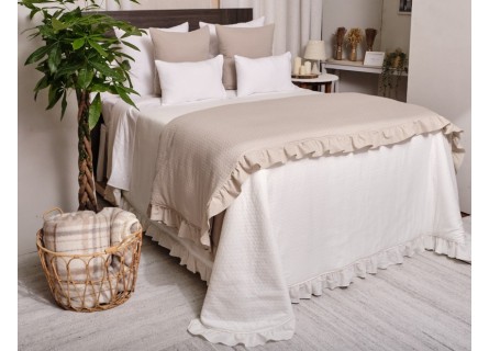 Edredón lencero con volante con tejido de colcha tipo plumeti. Firma NE HOME de calidad premium algodón.