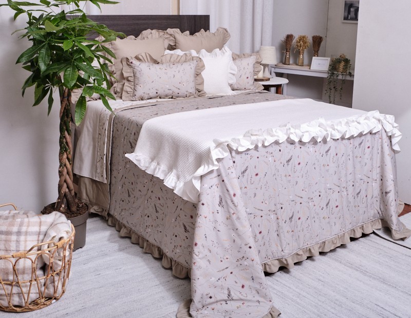 Edredón lencero con volante con tejido estampado terminado en volante color beige. Firma NE HOME de calidad premium algodón.