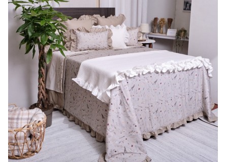 Edredón lencero con volante con tejido estampado terminado en volante color beige. Firma NE HOME de calidad premium algodón.