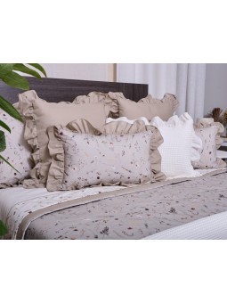 Funda de cojín con fondo en color beige arena y estampado de flores. Diseño lencero terminado en volante.