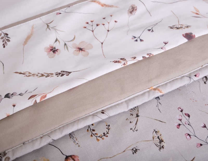 Juego de sábanas de algodón en blanco y beige estampado de flores.