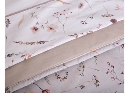 Juego de sábanas de algodón en blanco y beige estampado de flores.