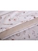 Juego de sábanas de algodón en blanco y beige estampado de flores.