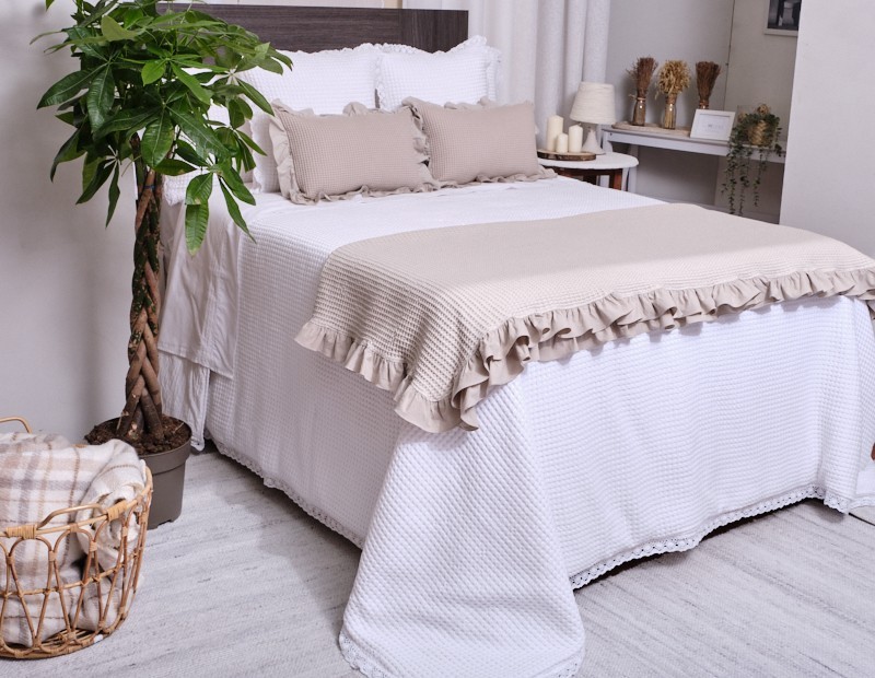 Colcha acolchada de tejido de algodón en nido de abeja con puntilla. Modelo Canggu de firma NE HOME calidad premium.