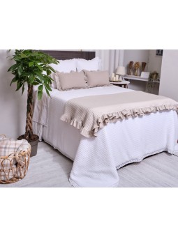 Colcha acolchada de tejido de algodón en nido de abeja con puntilla. Modelo Canggu de firma NE HOME calidad premium.