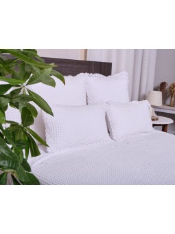 Colcha acolchada de tejido de algodón en nido de abeja con puntilla. Modelo Canggu de firma NE HOME calidad premium.