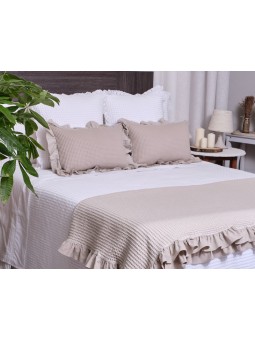 Colcha acolchada de tejido de algodón en nido de abeja con puntilla. Modelo Canggu de firma NE HOME calidad premium.