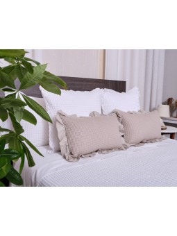 Colcha acolchada de tejido de algodón en nido de abeja con puntilla. Modelo Canggu de firma NE HOME calidad premium.