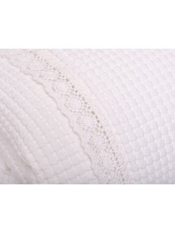 Colcha acolchada de tejido de algodón en nido de abeja con puntilla. Modelo Canggu de firma NE HOME calidad premium.