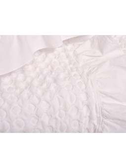 Colcha, cojines y plaid con puntilla en color rosa de NE HOME cuyo tejido es calidad premium - diseño Aurora.