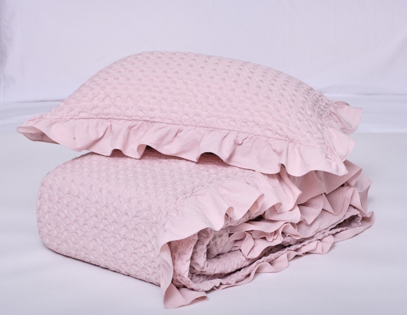 Colcha, cojines y plaid con puntilla en color rosa de NE HOME cuyo tejido es calidad premium - diseño Aurora.