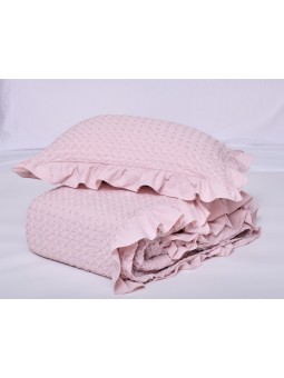 Colcha, cojines y plaid con puntilla en color rosa de NE HOME cuyo tejido es calidad premium - diseño Aurora.