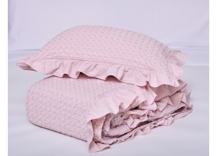 Colcha, cojines y plaid con puntilla en color rosa de NE HOME cuyo tejido es calidad premium - diseño Aurora.