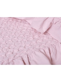 Colcha, cojines y plaid con puntilla en color rosa de NE HOME cuyo tejido es calidad premium - diseño Aurora.