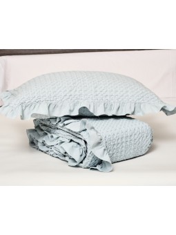 Colcha, cojines y plaid con puntilla en color rosa de NE HOME cuyo tejido es calidad premium - diseño Aurora.