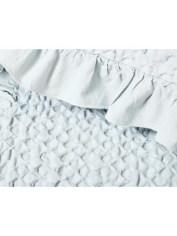 Colcha, cojines y plaid con puntilla en color rosa de NE HOME cuyo tejido es calidad premium - diseño Aurora.