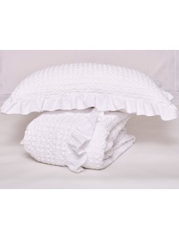 Colcha, cojines y plaid con puntilla en color rosa de NE HOME cuyo tejido es calidad premium - diseño Aurora.