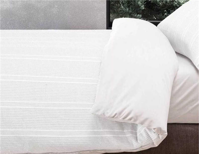 Funda nórdica en blanco con tejido de colcha de la firma Manterol diseño Anbu.