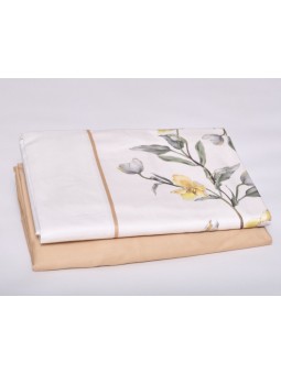 Juego de sábanas, estampado en blanco y color arena con flores.
