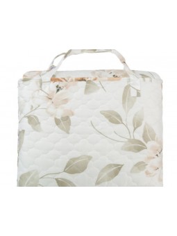 Colcha lencera con volante en tonos beige y nude.