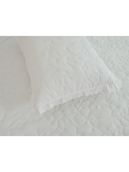 Colcha bordada con dibujo floral en color blanco y puntilla.