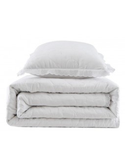 Colcha bordada con dibujo floral en color blanco y puntilla.