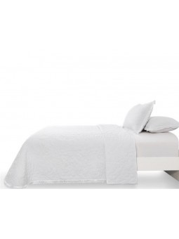 Colcha bordada con dibujo floral en color blanco y puntilla.