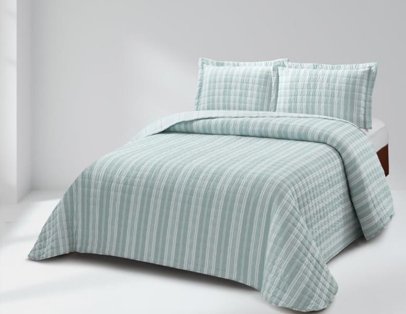 Edredón de verano reversible y ligero en color verde agua y blanco. Diseño de rayas.