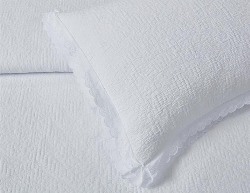 Colcha en blanco bordada con doble puntilla de gran calidad