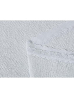 Colcha Bordada con Doble Puntilla