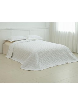 Colcha blanca bordada con cuadros de gran calidad y muy suave.