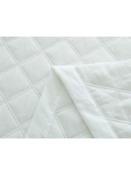 Colcha blanca bordada con cuadros de gran calidad y muy suave.