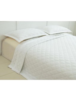 Colcha blanca bordada con cuadros de gran calidad y muy suave.