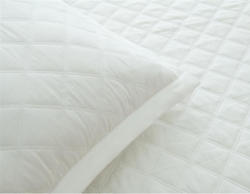 Colcha blanca bordada con cuadros de gran calidad y muy suave.