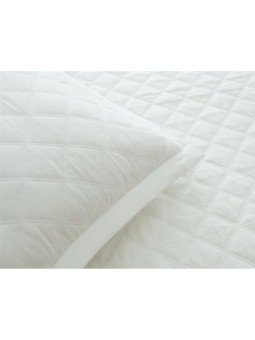 Colcha blanca bordada con cuadros de gran calidad y muy suave.