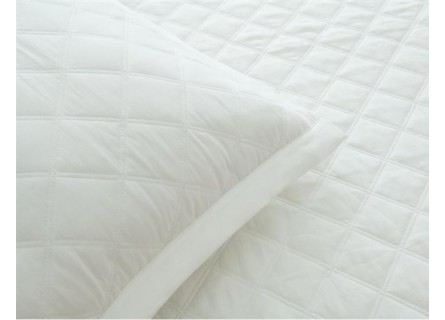 Colcha blanca bordada con cuadros de gran calidad y muy suave.