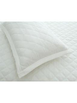 Colcha blanca bordada con cuadros de gran calidad y muy suave.