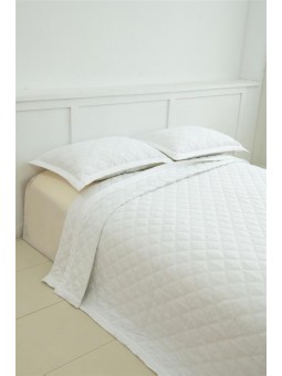 Colcha blanca bordada con cuadros de gran calidad y muy suave.