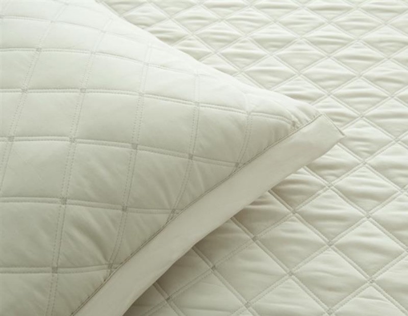 Colcha en color beige natural de diseño bordado con cuadros de gran calidad y muy suave.