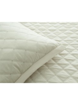 Colcha en color beige natural de diseño bordado con cuadros de gran calidad y muy suave.