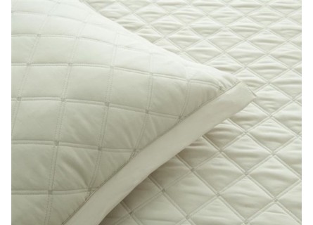 Colcha en color beige natural de diseño bordado con cuadros de gran calidad y muy suave.