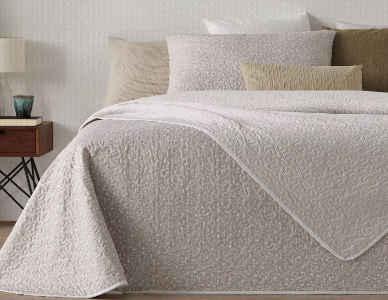 Colcha en beige acolchada de Manterol modelo Summer