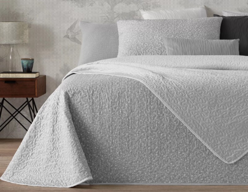 Colcha para verano en color gris y blanco reversible.