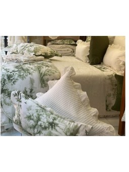 Sábanas de satén con estampado toile en color verde o beige. NE HOME calidad premium en textiles.