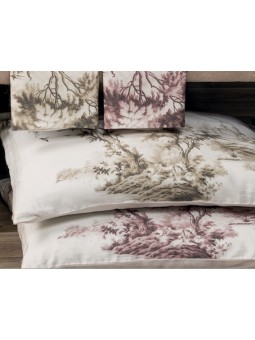 Cojín de satén con estampado toile en color verde o beige. NE HOME calidad premium en textiles.