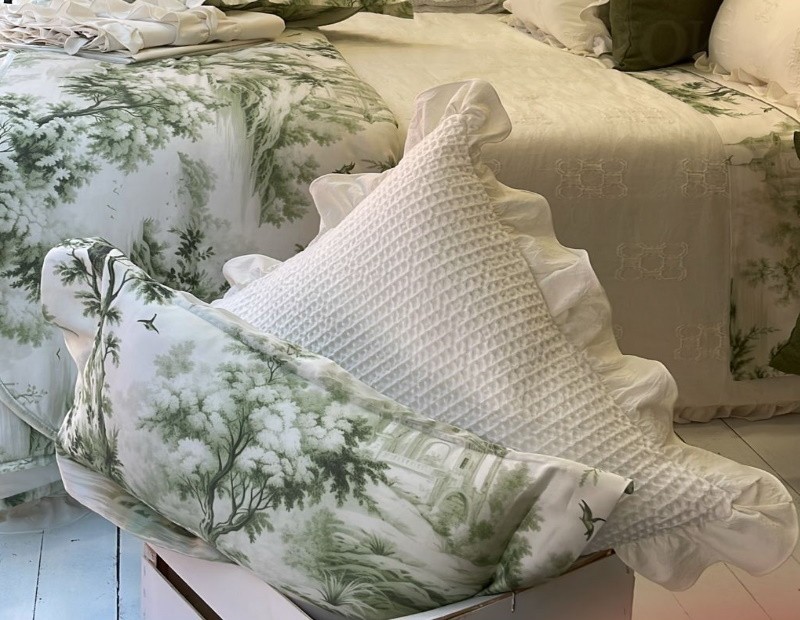 Cojín de satén con estampado toile en color verde o beige. NE HOME calidad premium en textiles.