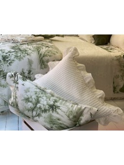 Cojín de satén con estampado toile en color verde o beige. NE HOME calidad premium en textiles.